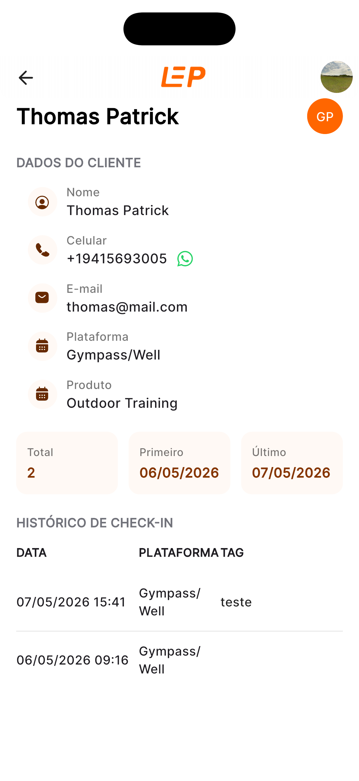 Detalhe do cliente Thomas Patrick com seção Dados do cliente (Nome, Celular, E-mail, Plataforma Gympass/Well, Produto Outdoor Training), totais de visitas e histórico de check-in com data, plataforma e tag.