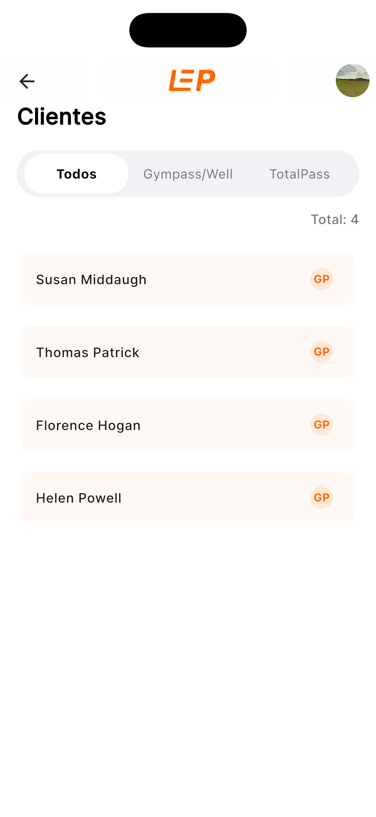 Tela 'Clientes' do LEP App com tabs Todos (selecionada), Gympass/Well e TotalPass. Lista com 4 clientes: Susan Middaugh, Thomas Patrick, Florence Hogan e Helen Powell — todos com badge laranja GP.