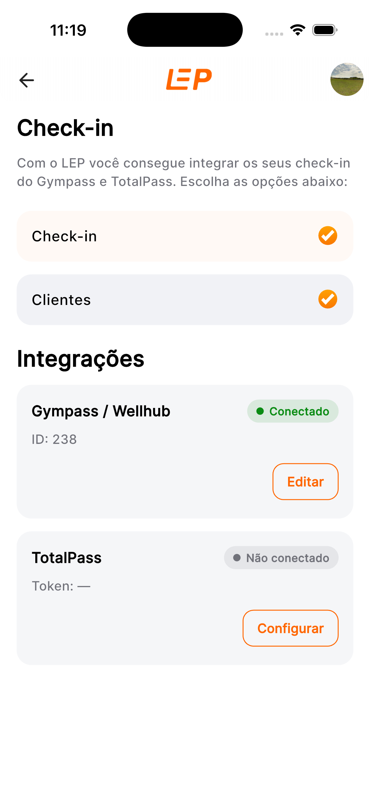 Tela principal Wellhub/TotalPass do LEP App. No topo, área de Check-in com botões 'Check-in' e 'Clientes' marcados em laranja. Abaixo, seção Integrações com dois cards: Gympass/Wellhub com badge verde 'Conectado', ID 238 e botão 'Editar'; TotalPass com badge cinza 'Não conectado', token em branco e botão 'Configurar'.